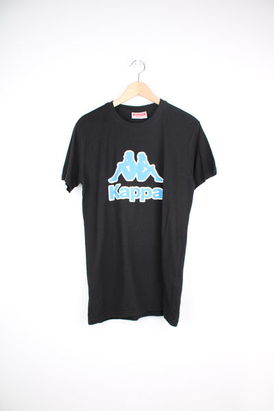Kappa T-Shirt in a black and blue colourway, and has the logo spell out printed on the front and back.