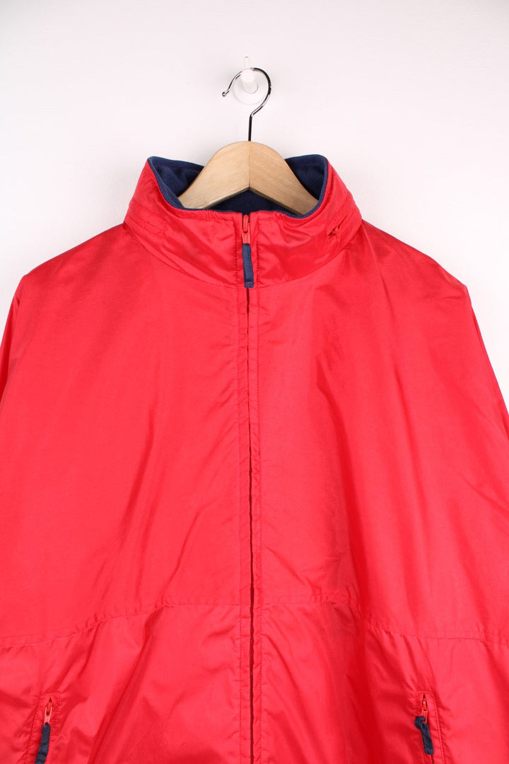 Vintage L.L Bean Jacket in a red colourway. The jacket has two front pockets,air vents on the back panels and a fleece interior collar.