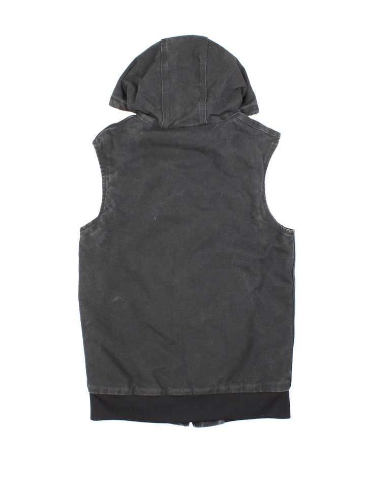 Carhartt Hooded Gilet in a black colourway. Zips up and has side pockets, insulated with a quilted lining, and has the logo embroidered on the front.