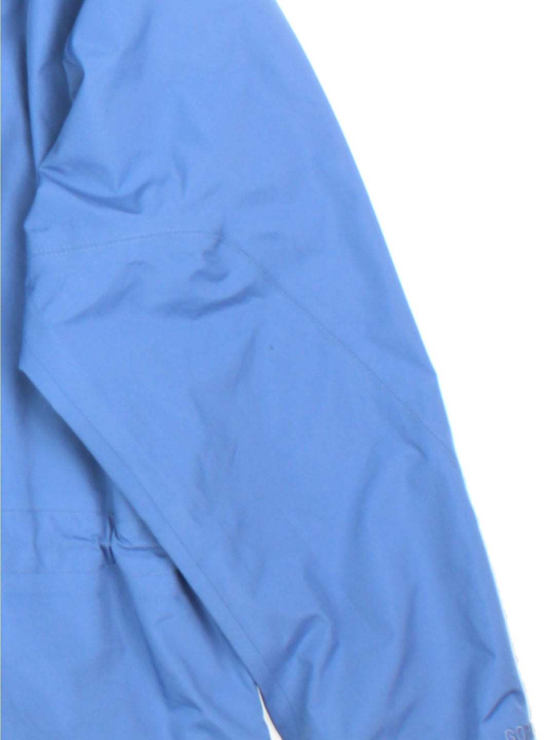 Berghaus Gore-Tex Jacket in a blue colourway. Zips up and has side pockets, mesh lining, hooded, and has the logo embroidered on the front.