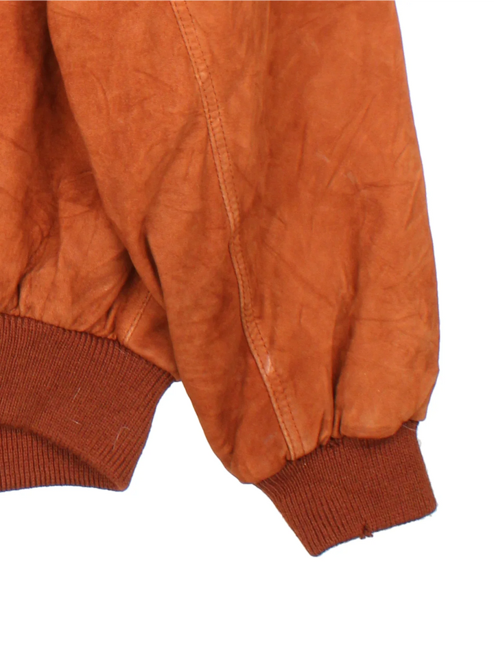 Vintage Hugo Boss Leather Bomber Jacket in a brown colourway. Zip fastening with multiple pockets and contrast elasticated cuffs.
