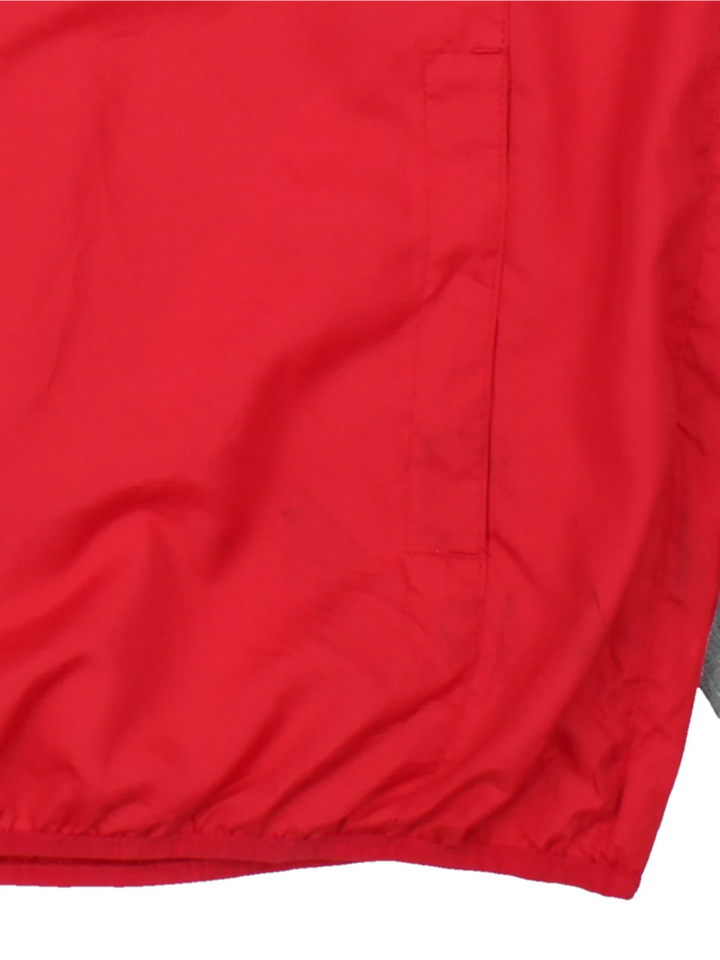 NFL San Francisco 49ers Training Top in a red/grey colourway. Pullover with side pockets, contrast cuffs and hem. Logos embroidered on front and sleeve.