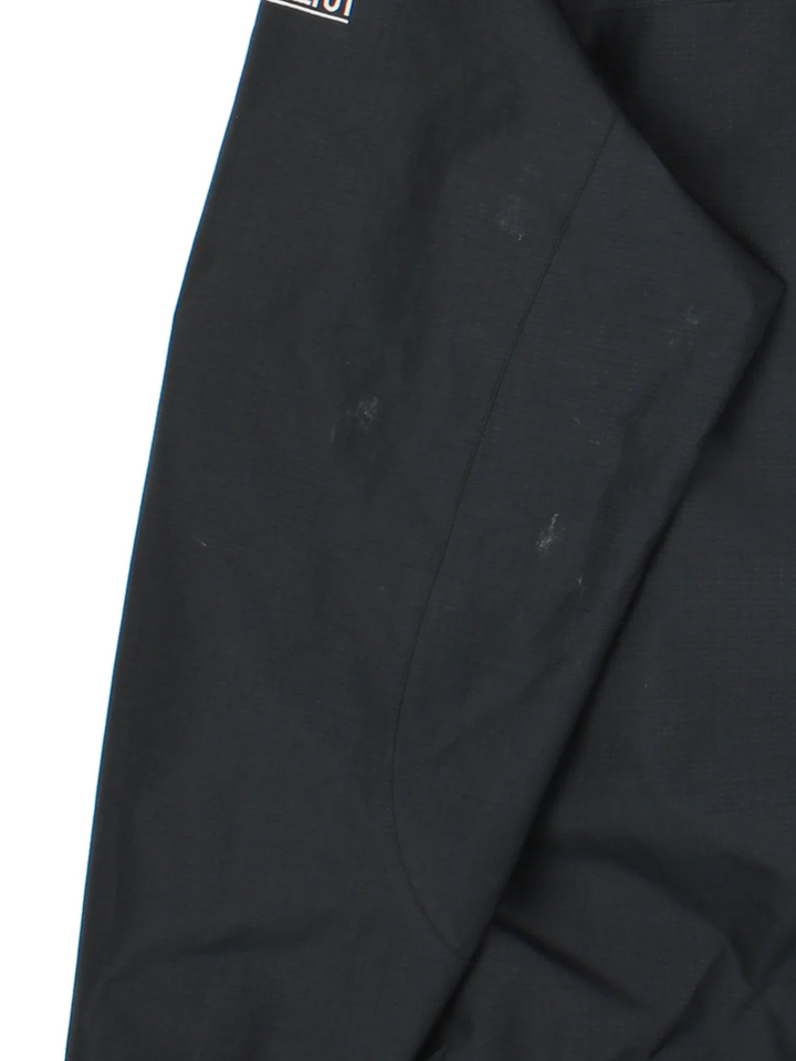 Berghaus Hilwalker Jacket in a blue colourway. Full button and zip up front with multiple pockets, drawstring hood and small logo on the front pocket.
