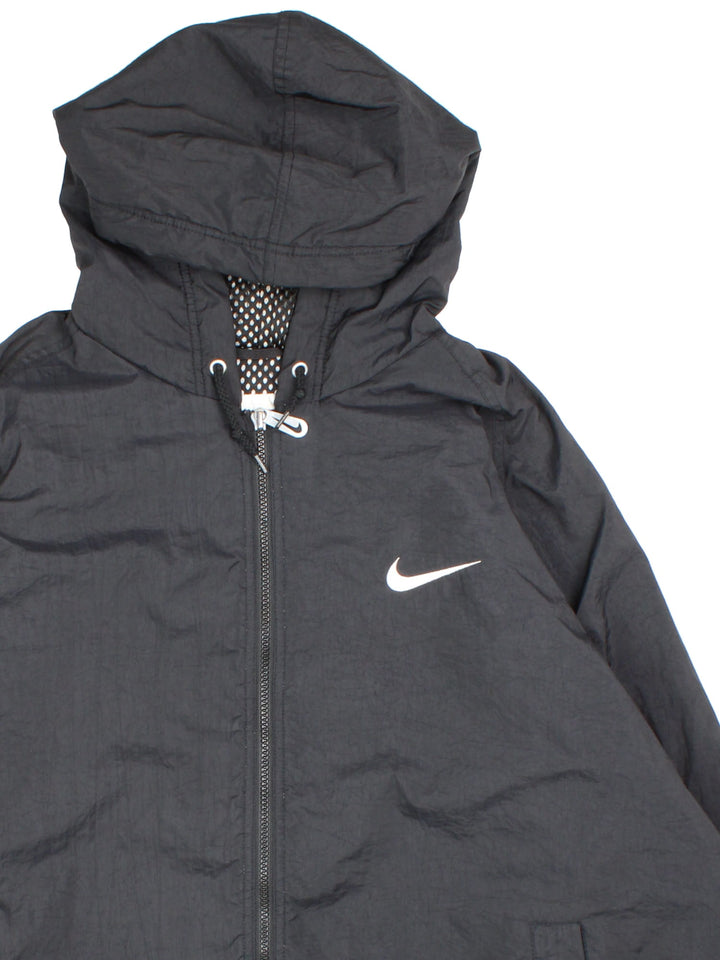Vintage 90's Nike Quilted Jacket in a black colourway. Zips up and has side pockets, hooded, insulated lining, and has the swoosh logo embroidered on the front and back.