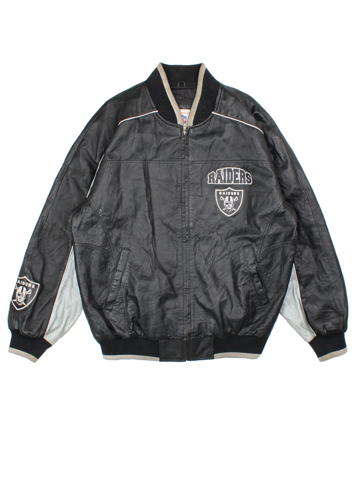 90's NFL Oakland Raiders Leather Bomber Jacket in a black/grey colourway. Zip fastening, side pockets, satin lining and embroidered branding on front/back.