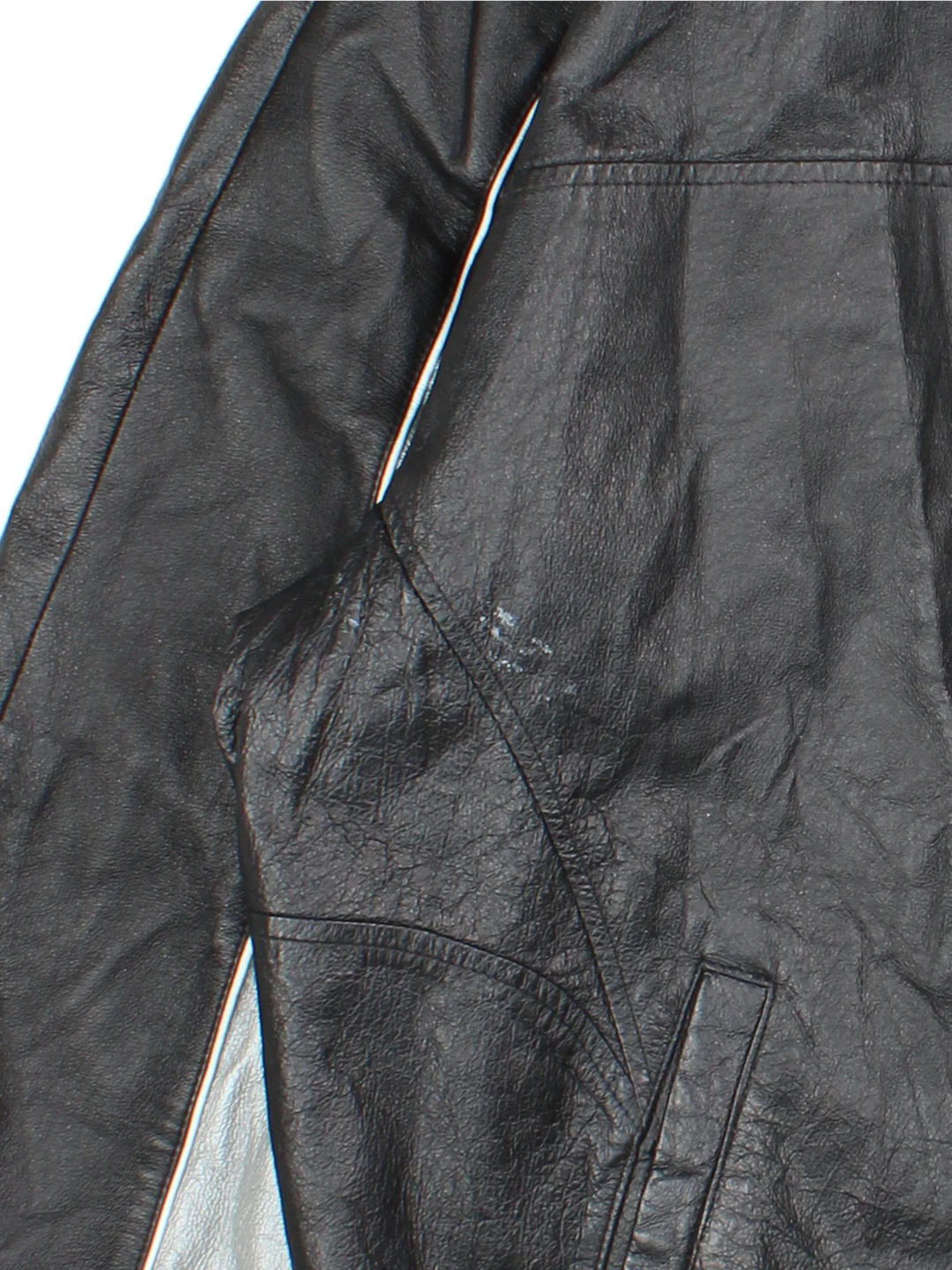 90's NFL Oakland Raiders Leather Bomber Jacket in a black/grey colourway. Zip fastening, side pockets, satin lining and embroidered branding on front/back.