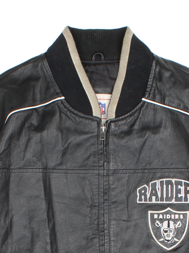 90's NFL Oakland Raiders Leather Bomber Jacket in a black/grey colourway. Zip fastening, side pockets, satin lining and embroidered branding on front/back.