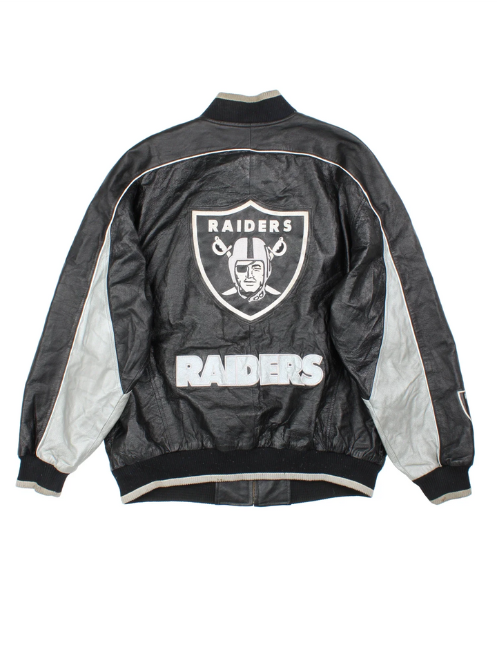 90's NFL Oakland Raiders Leather Bomber Jacket in a black/grey colourway. Zip fastening, side pockets, satin lining and embroidered branding on front/back.