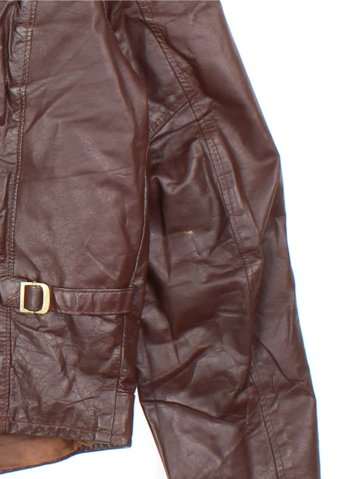 Vintage 70's Leather Bomber Jacket in a brown colourway. Zip fastening, with side pockets and detatchable fur lining.