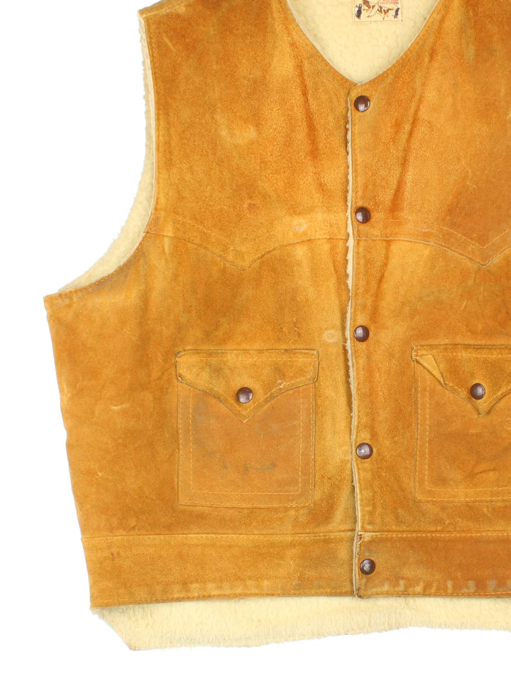 Vintage 1960's Bay River Of San Jose California Western Suede Leather Vest in a tan colourway. Buttons up and has front pockets, sherpa insulated lining and western .