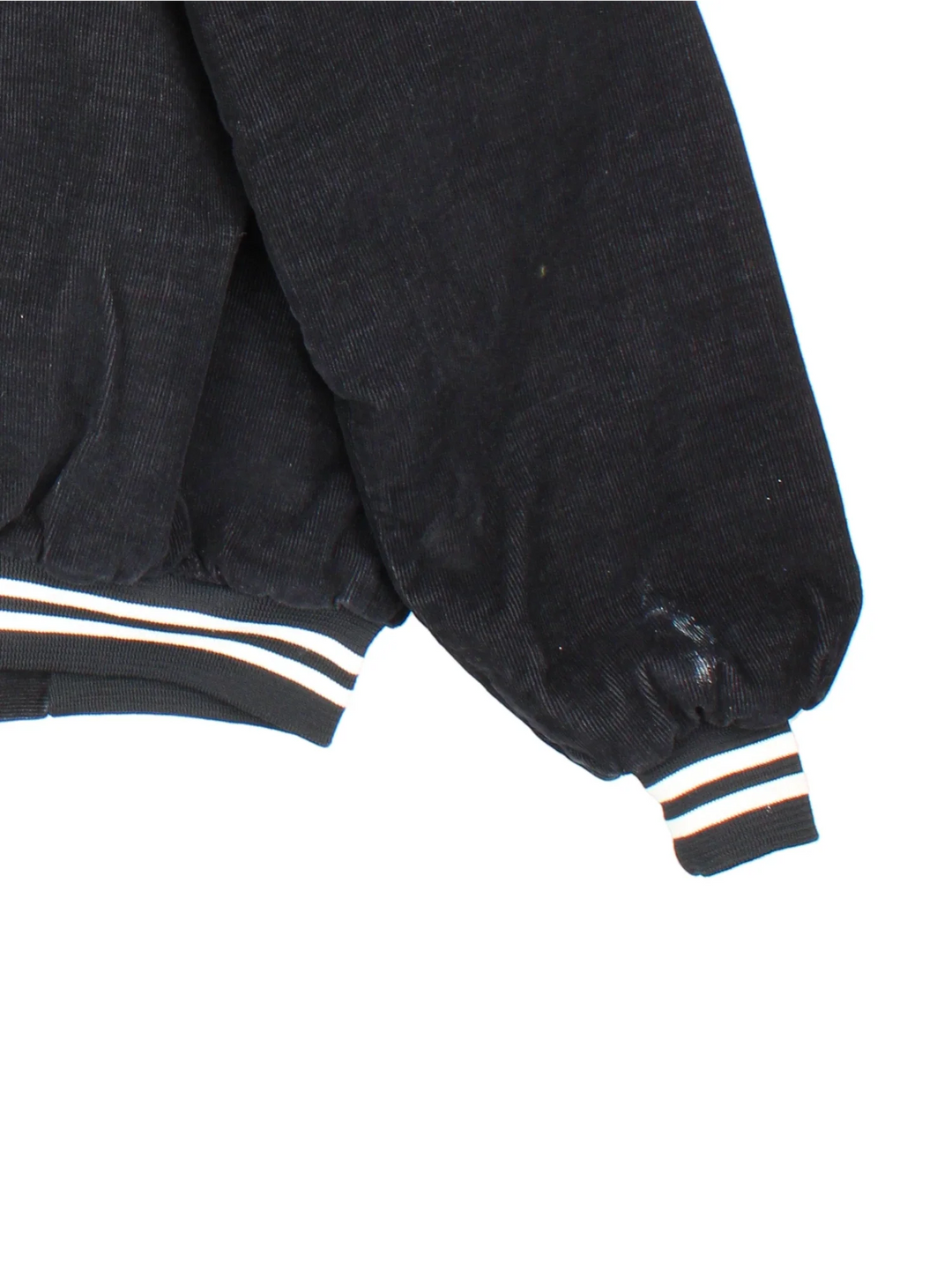 Vintage 1980's 7up Corduroy Jacket in a black colourway. Buttons up and has side pockets, insulated with a quilted lining, and has the logo embroidered on the front.