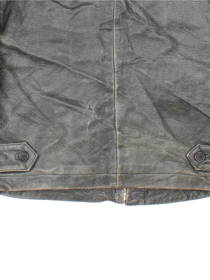 Vintage 90's Planet Hollywood Leather Jacket in a grey colourway. Zips up and has side pockets, insulated with a quilted lining, and has the logo embroidered on the front.