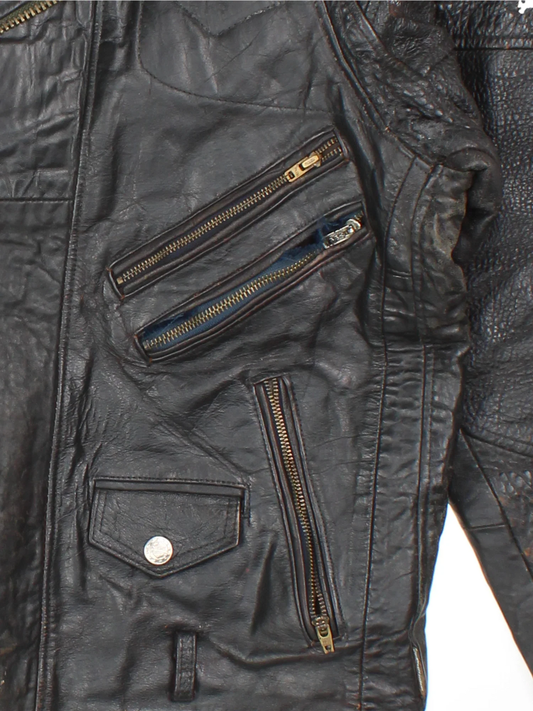 90's Harley-Davidson USA Leather Biker Jacket in a black colourway. Zips up and has multiple pockets, and big USA flag on the back as well as the spell out.