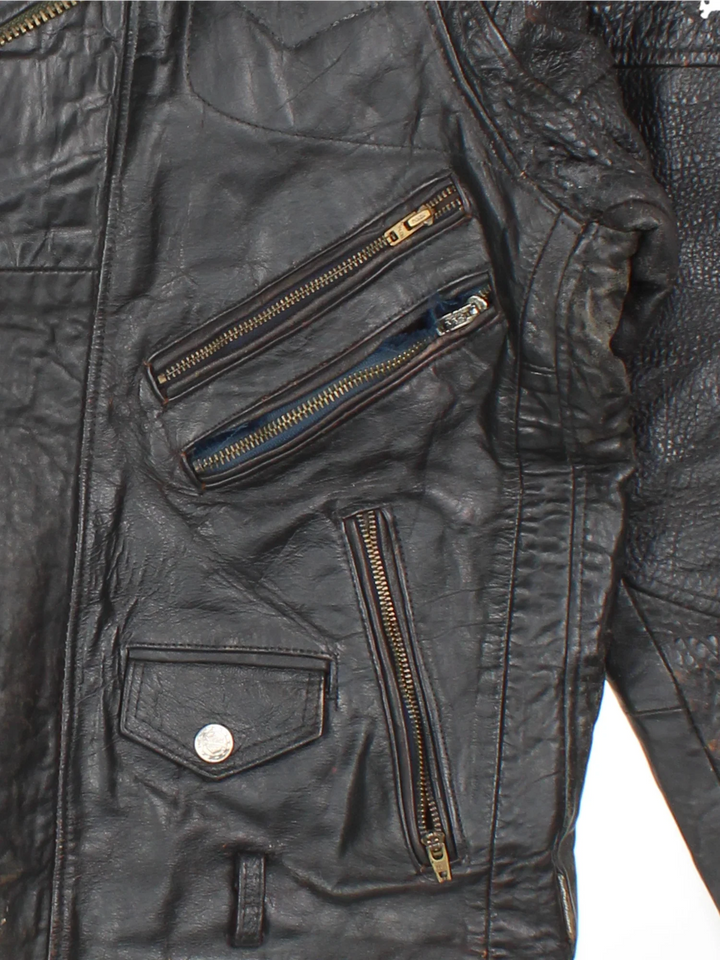 90's Harley-Davidson USA Leather Biker Jacket in a black colourway. Zips up and has multiple pockets, and big USA flag on the back as well as the spell out.