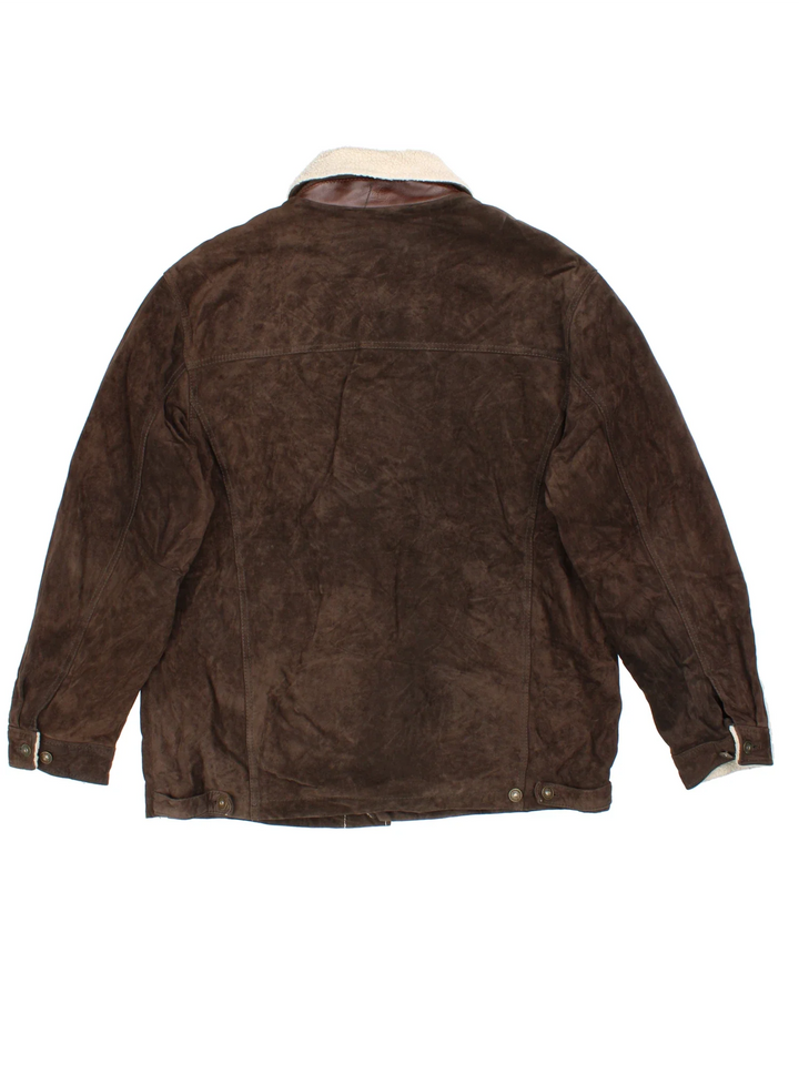 Timberland Shearling Trucker Jacket in a brown colourway. Button fastening, with multiple pockets and shearling lining.