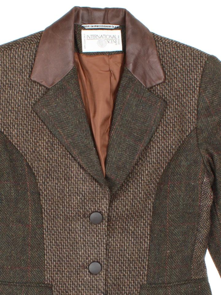 Vintage Tweed Blazer in a brown colourway. Buttons up, front patch pockets and leather collar, fully lined.