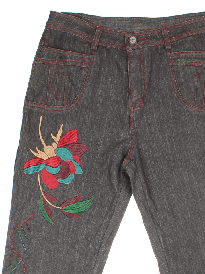 Vintage Y2K Embroidered Flared Jeans in black colourway. Multiple pockets and embroidered detail on the front/back.