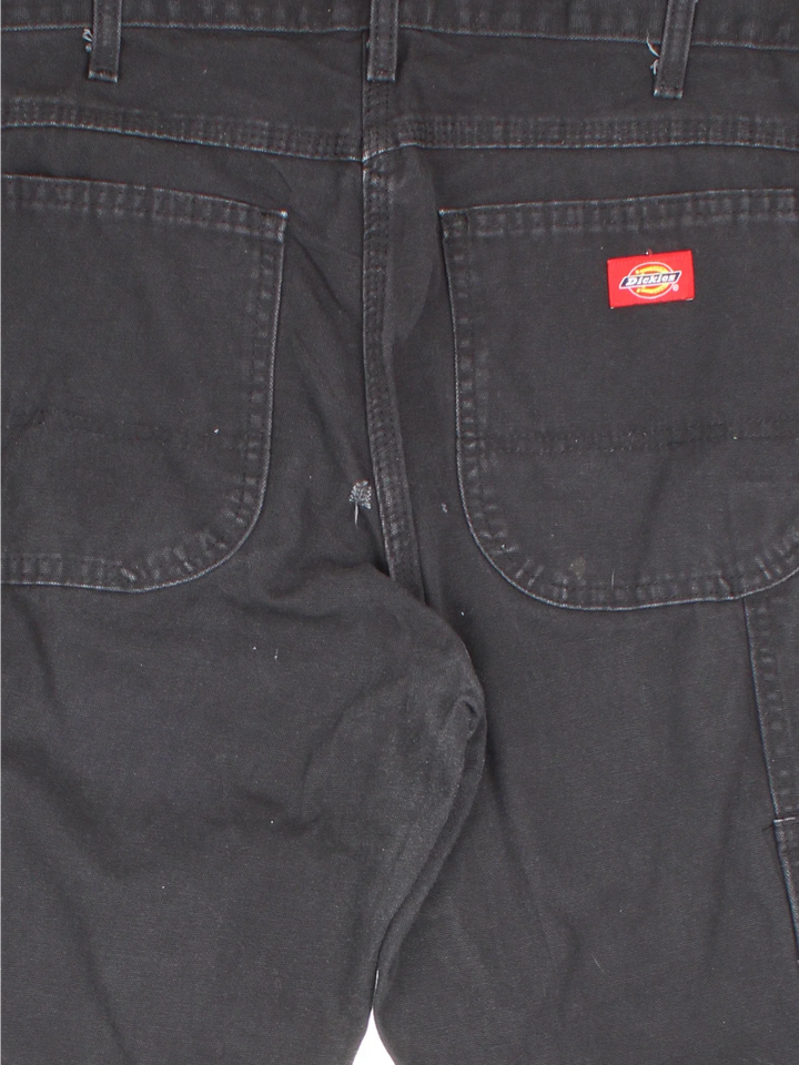 Dickies Jeans in black colourway with multiple pockets and the logo embroidered on the back.