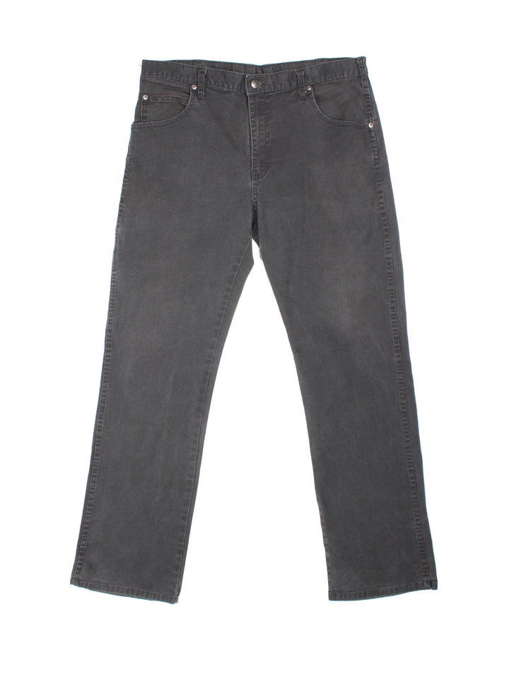 Dickies Jeans in black colourway with multiple pockets and the logo embroidered on the back.