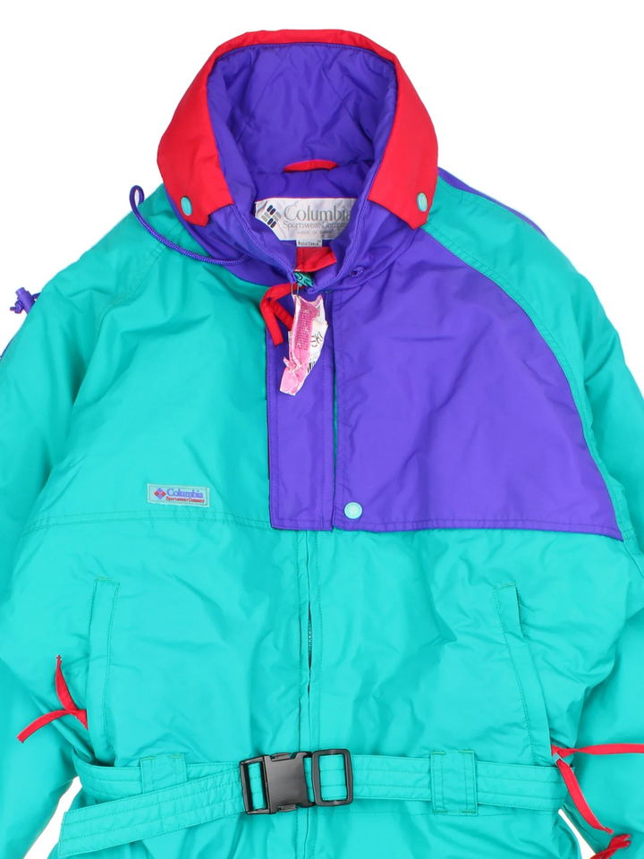 90's Columbia Ski Suit in green colourway with multiple pockets, some slight padding, elasticated waistband. Comes with adjustable belt and embroidered branding on the front.