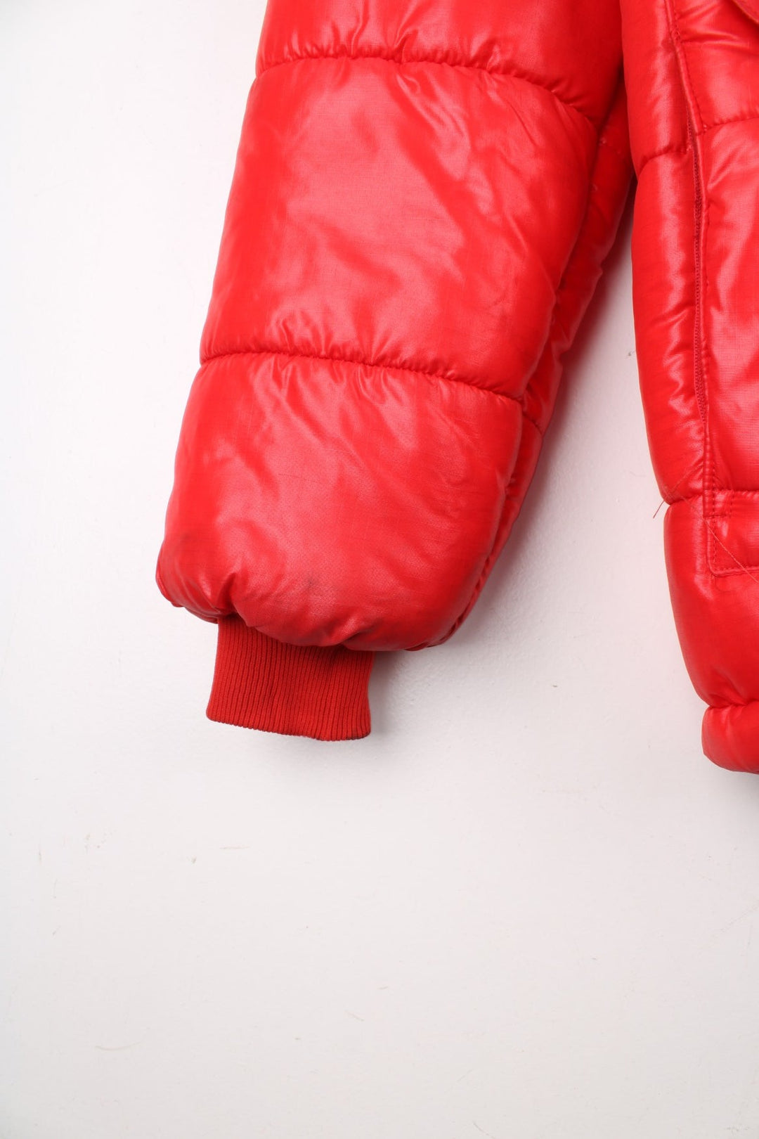 Vintage 80's Mountain Equipment Cerro Torre Puffer Coat in a red colourway. Zips and buttons up, has double front pockets, insulated lining, detachable hood, and has the logo embroidered on the front.