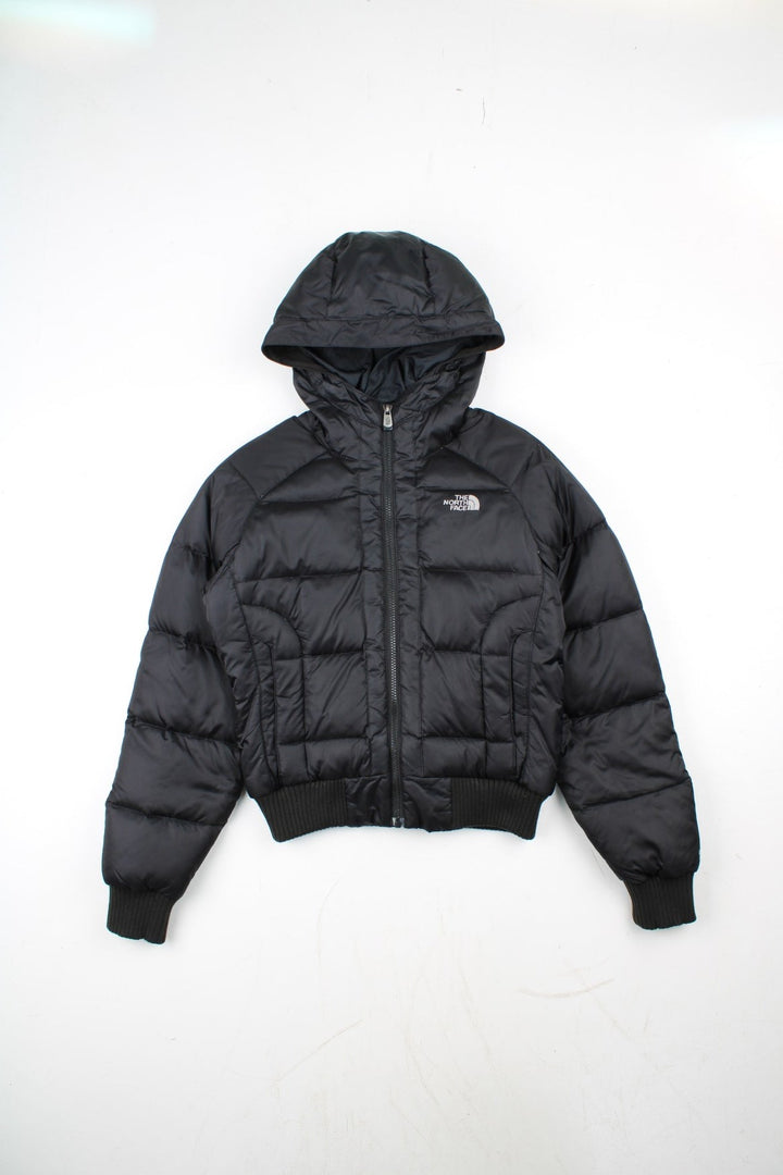 The North Face 550 Down Puffer Jacket in a black colourway. Zips up and has side pockets, insulated lining, hooded, and has the logo embroidered on the front and back.