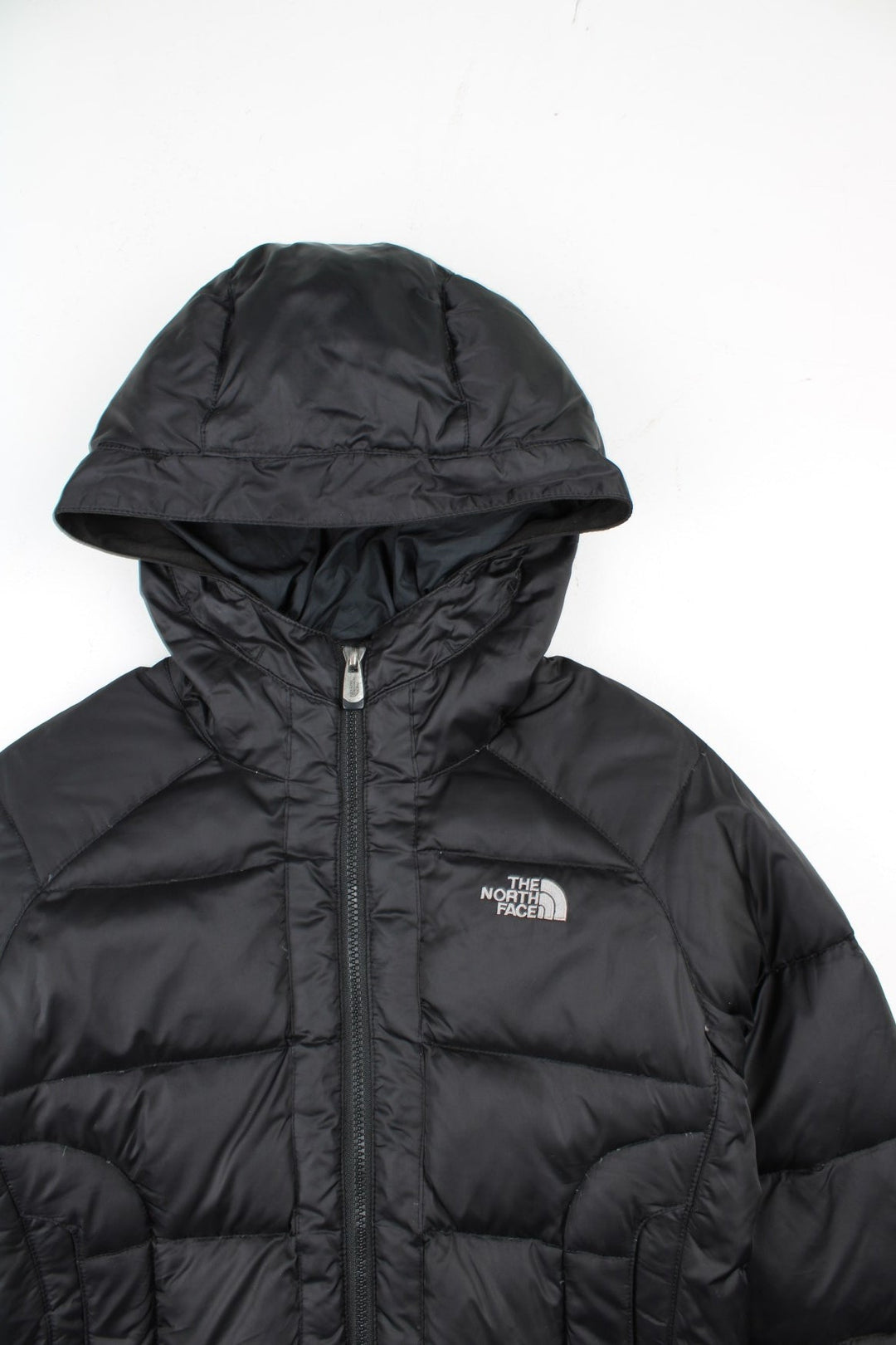 The North Face 550 Down Puffer Jacket in a black colourway. Zips up and has side pockets, insulated lining, hooded, and has the logo embroidered on the front and back.