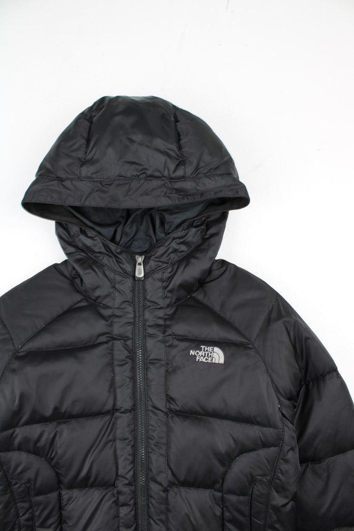 The North Face 550 Down Puffer Jacket in a black colourway. Zips up and has side pockets, insulated lining, hooded, and has the logo embroidered on the front and back.