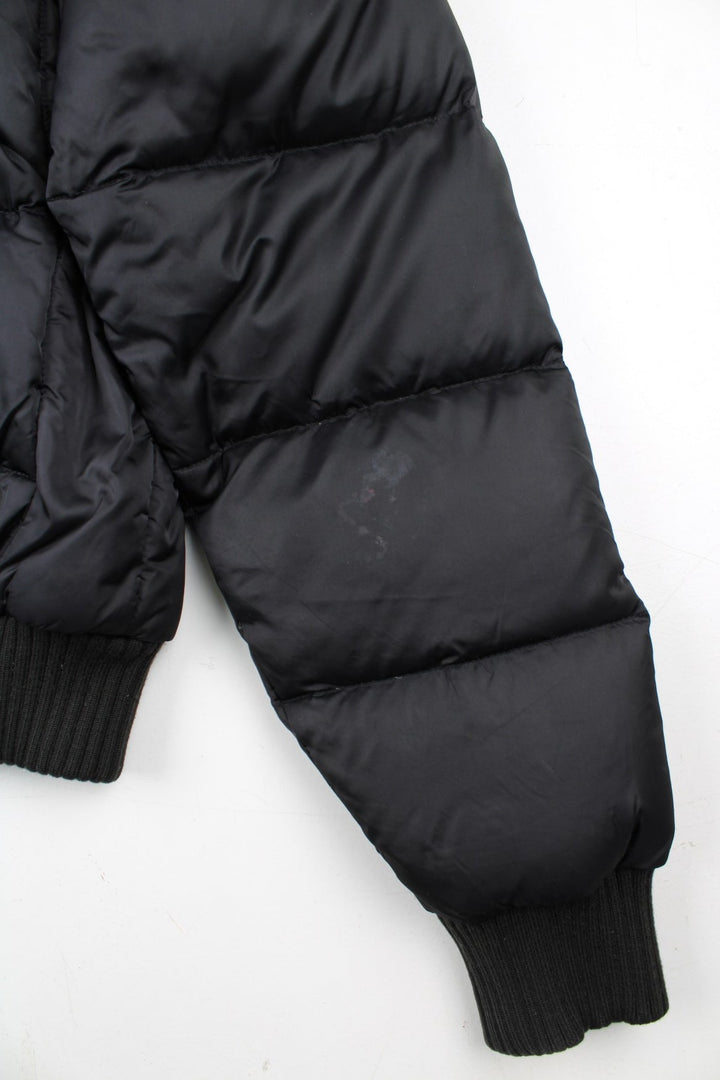 The North Face 550 Down Puffer Jacket in a black colourway. Zips up and has side pockets, insulated lining, hooded, and has the logo embroidered on the front and back.