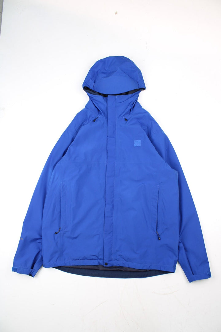 Sprayway Gore-Tex Jacket in a blue colourway. Zips up and has side pockets, hooded, and has the logo embroidered on the front.