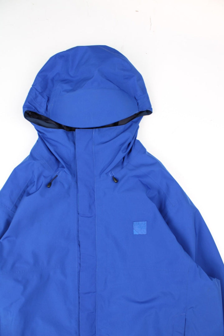 Sprayway Gore-Tex Jacket in a blue colourway. Zips up and has side pockets, hooded, and has the logo embroidered on the front.