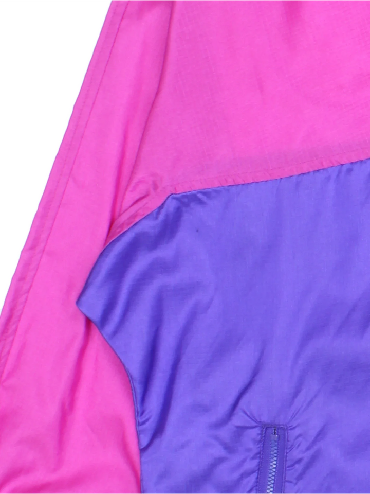  90's Columbia Windbreaker Jacket in a pink colourway. 1/4 zip fastening and has large front pocket. Drawstring hem and has the logo embroidered on the front.