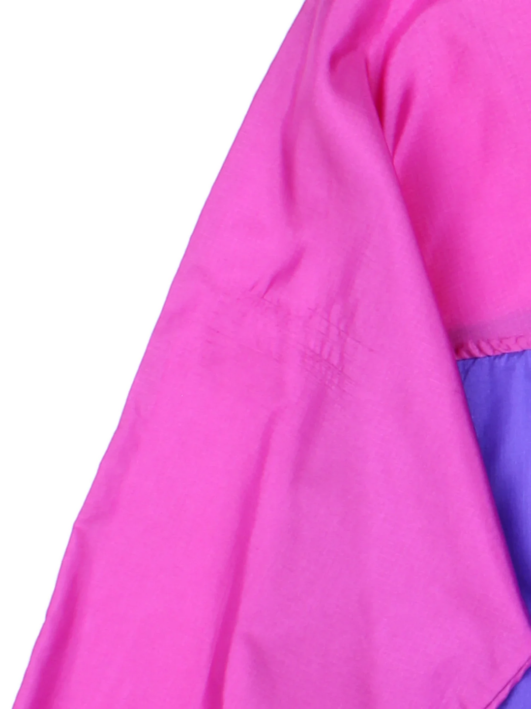  90's Columbia Windbreaker Jacket in a pink colourway. 1/4 zip fastening and has large front pocket. Drawstring hem and has the logo embroidered on the front.