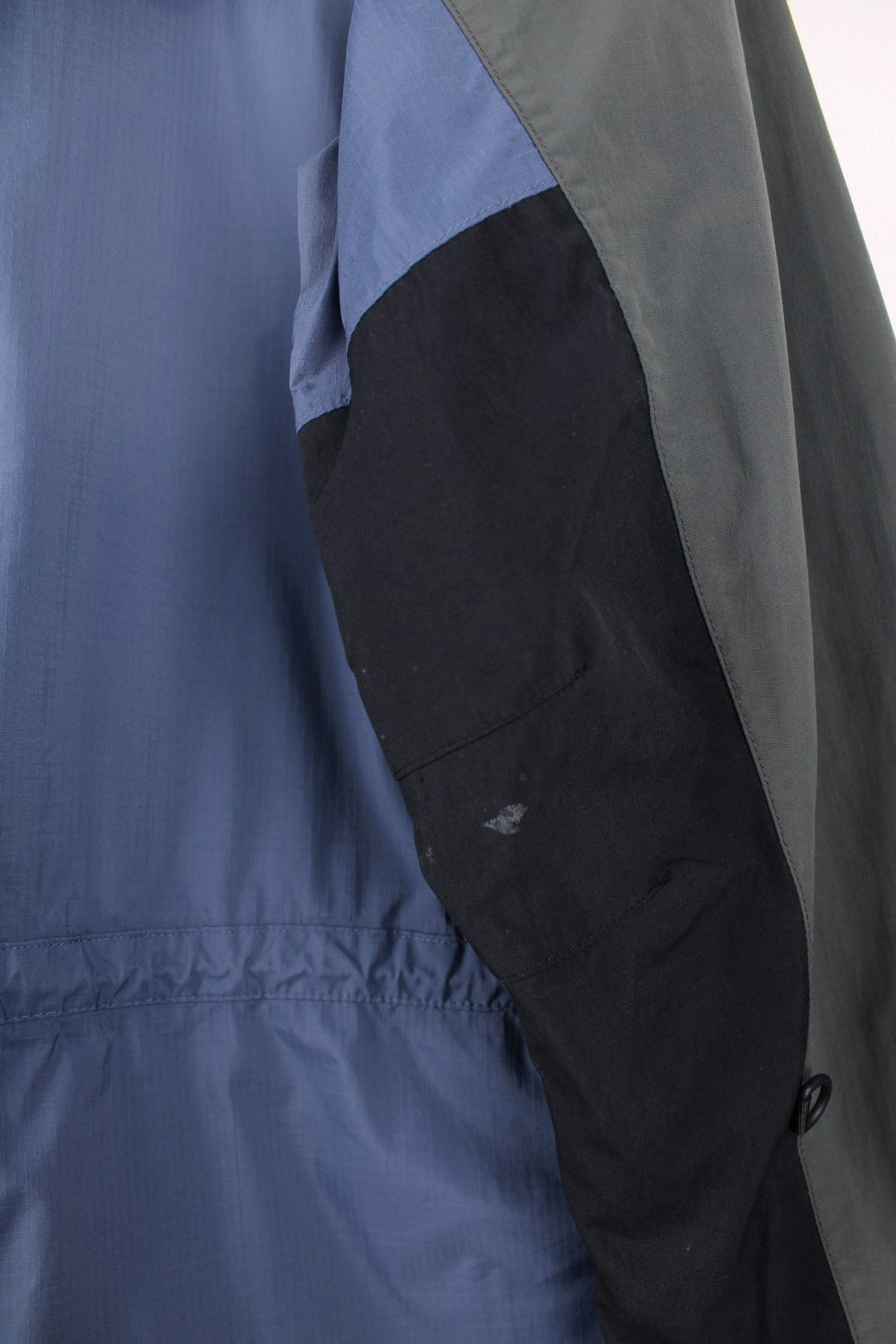 The North Face Hydroseal blue and grey zip through waterproof jacket. Features multiple pockets, foldaway hood and embroidered logo on the sleeve