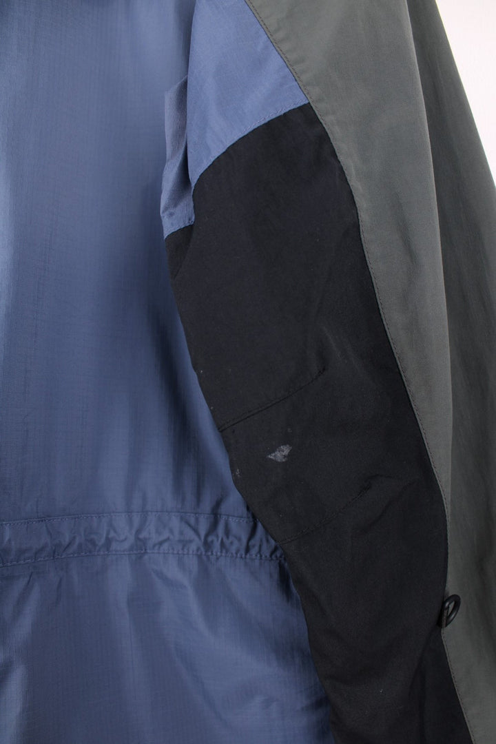 The North Face Hydroseal blue and grey zip through waterproof jacket. Features multiple pockets, foldaway hood and embroidered logo on the sleeve