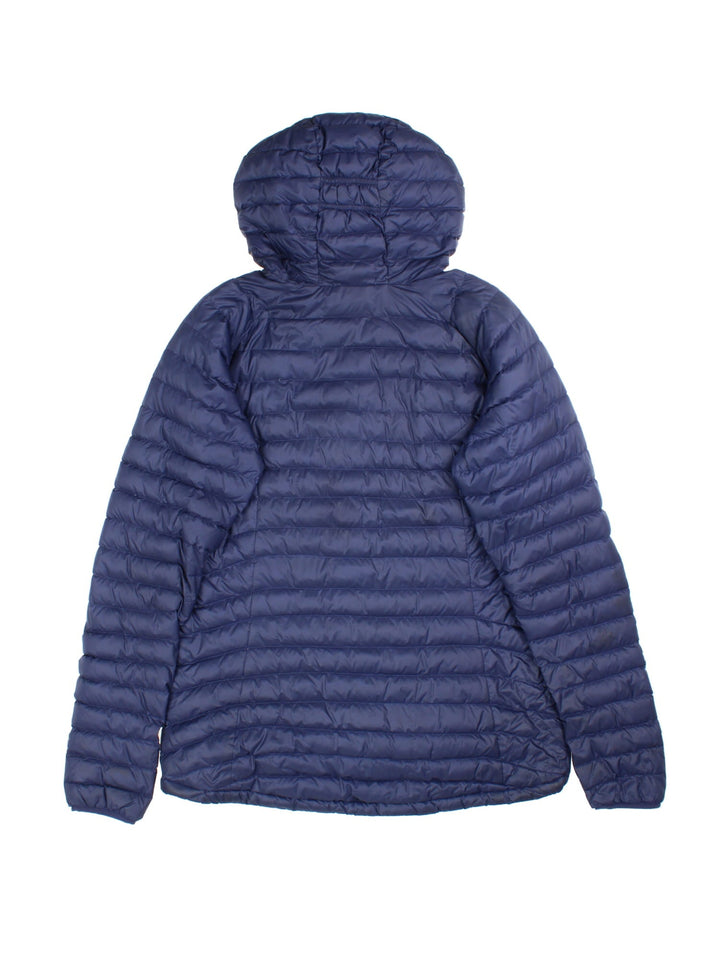 Vintage Rab Microlight Alpine Jacket in a blue colourway with contrast pink lining. Features hood, zip fastening/pockets and printed logo on the front.