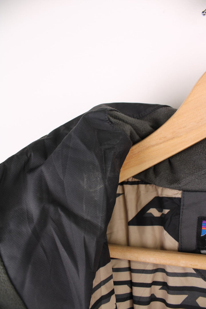 Patagonia puffer coat with printed logo on the chest and sleeve, multiple pockets and removable hood. 