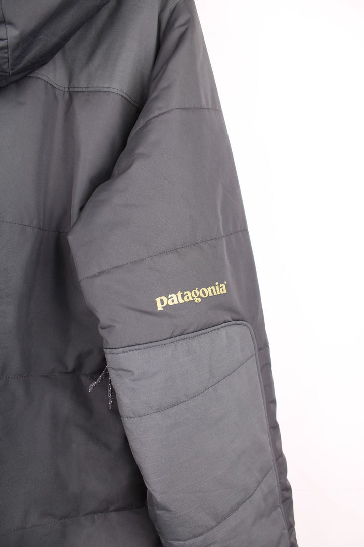 Patagonia puffer coat with printed logo on the chest and sleeve, multiple pockets and removable hood. 
