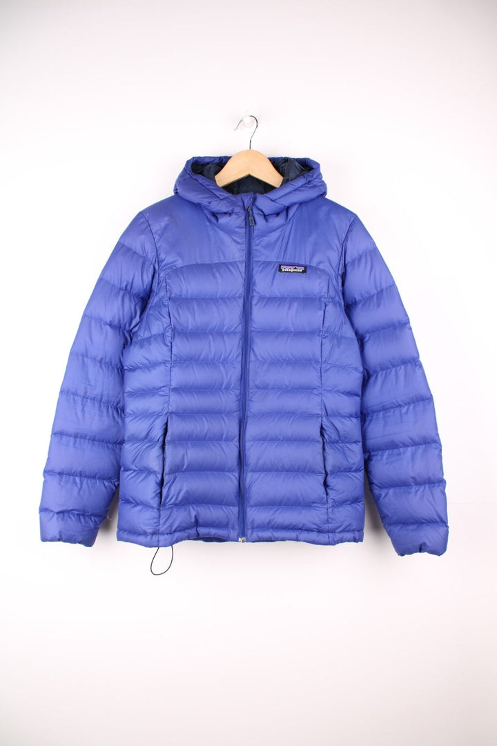 Patagonia hooded puffer down jacket. Features embroidered logo on the chest. 