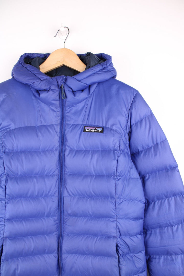 Patagonia hooded puffer down jacket. Features embroidered logo on the chest. 