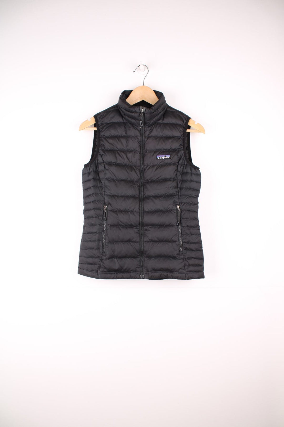 Patagonia zip through puffer down gilet. Features embroidered logo on the chest. 