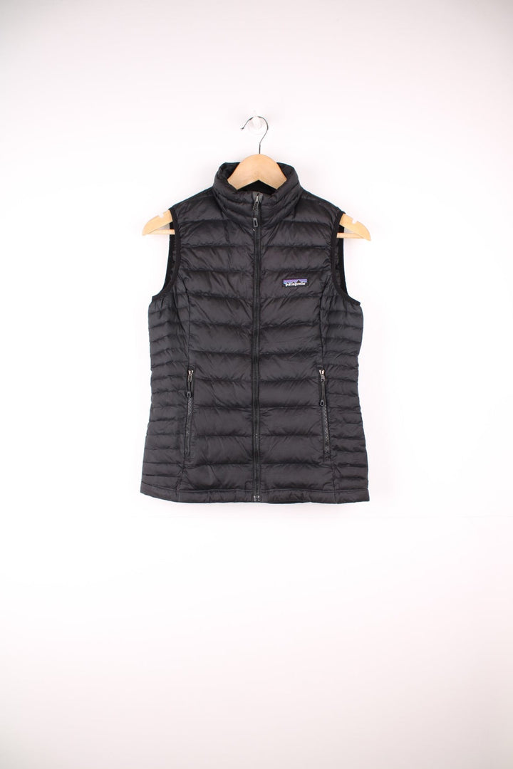 Patagonia zip through puffer down gilet. Features embroidered logo on the chest. 