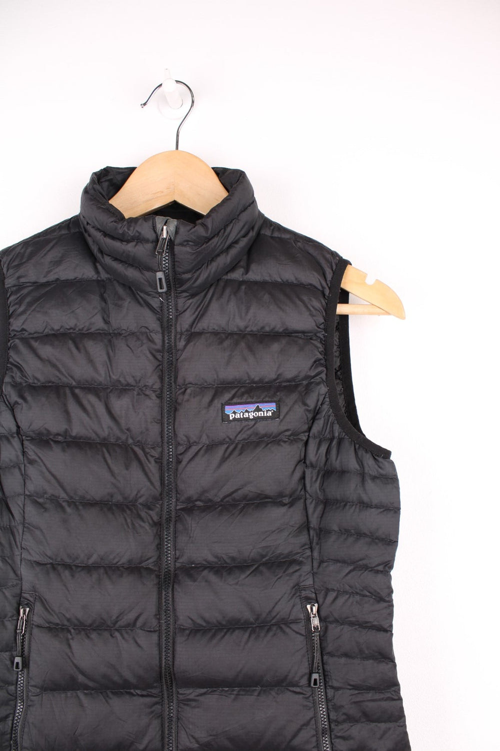 Patagonia zip through puffer down gilet. Features embroidered logo on the chest. 