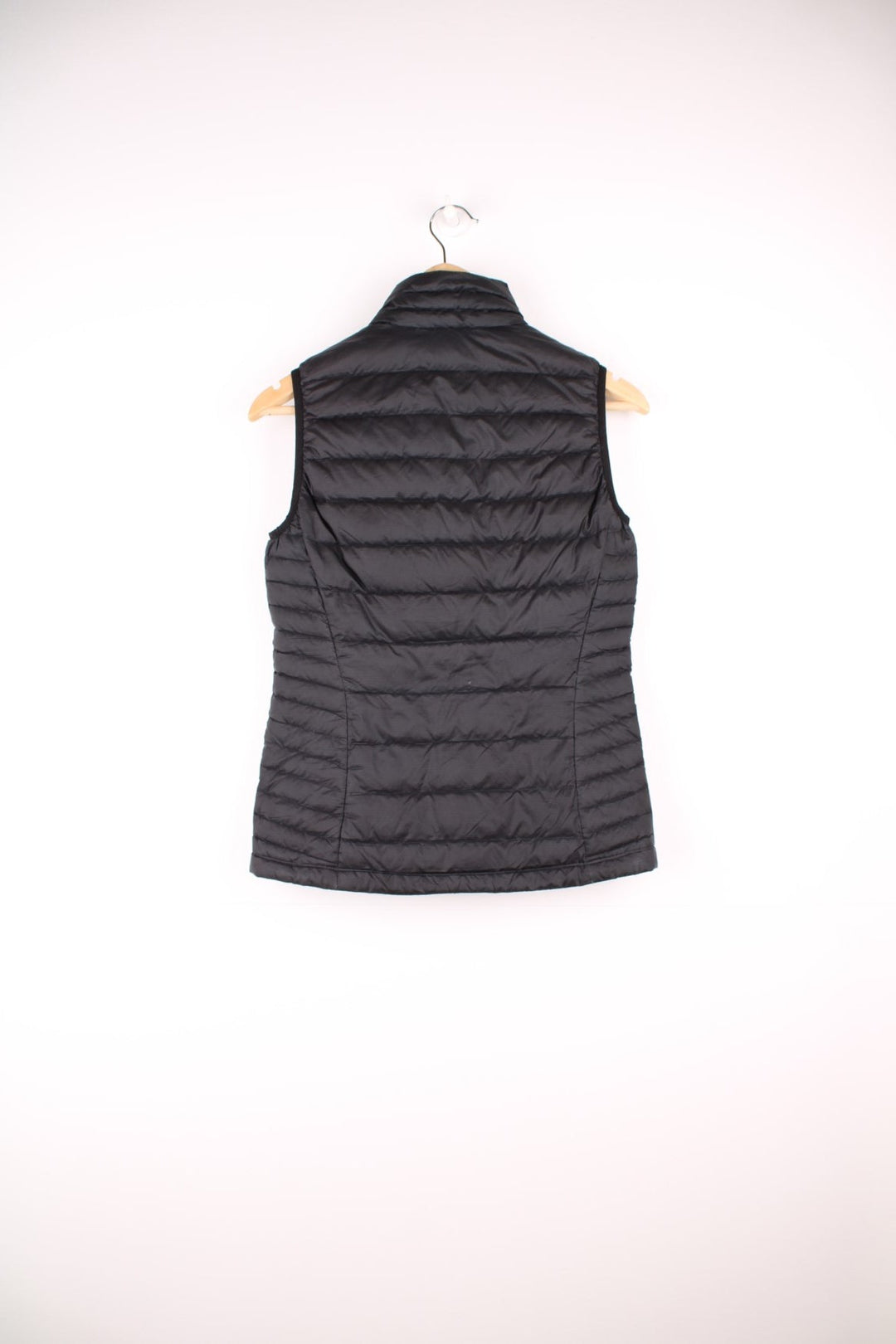 Patagonia zip through puffer down gilet. Features embroidered logo on the chest. 