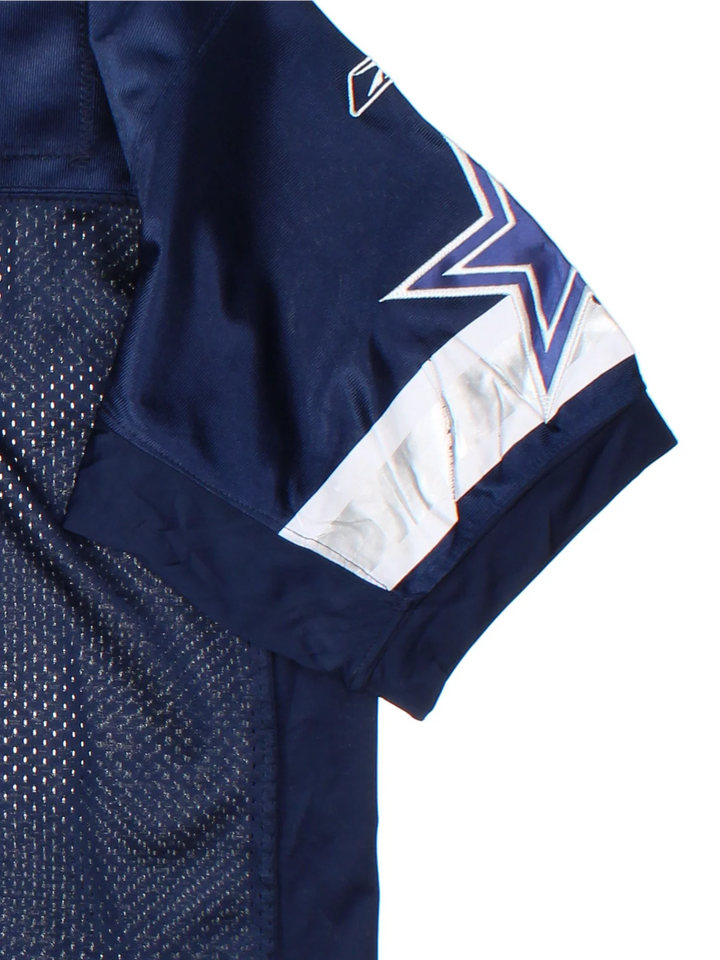 Dallas Cowboys Reebok NFL Jersey in a blue colourway, features logos and number on the front with white stripe detailing on the sleeves and player name ROMO #9 on the back.