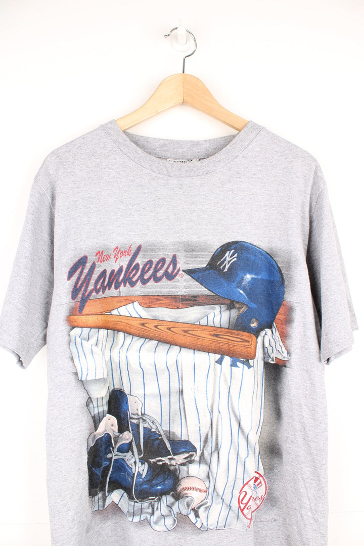 Vintage 90s New York Yankees, Lee Sport T-Shirt with large graphic print.