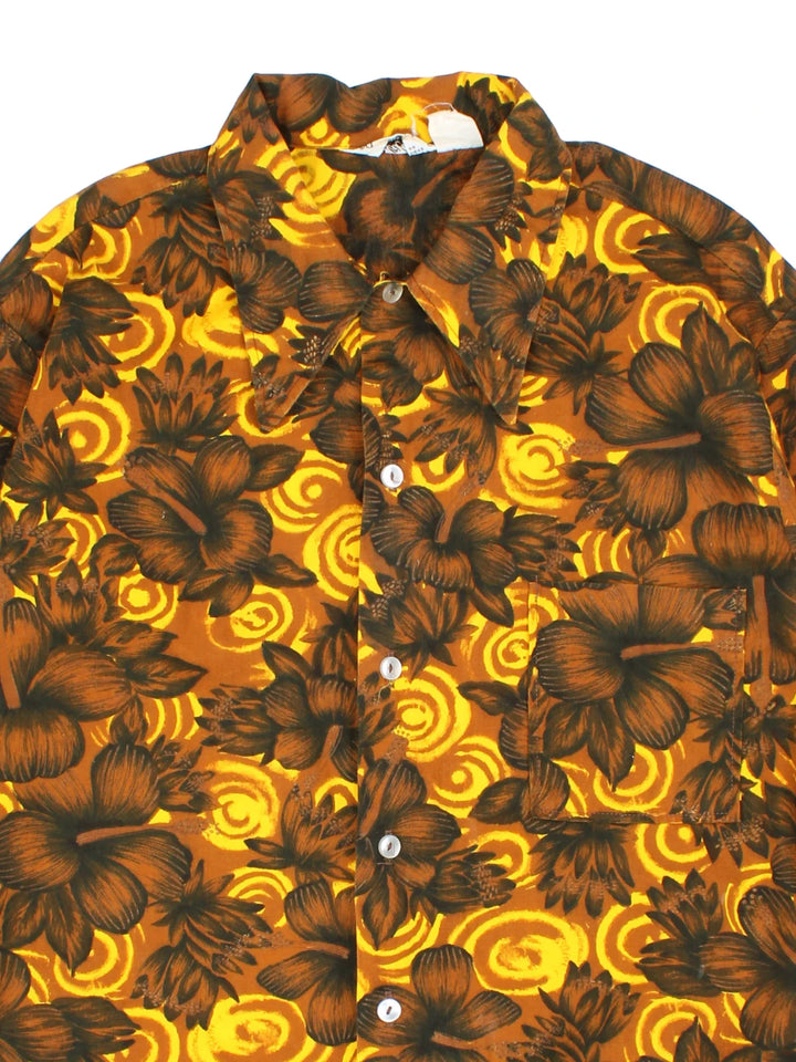 Vintage Hawaiian Shirt in a brown floral colourway. Button up fastening, with front patch pocket and dagger collar.