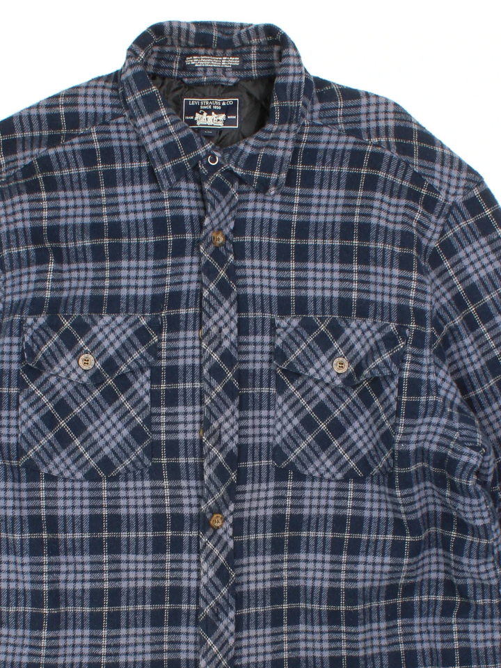 Levi Strauss Flannel Jacket in a blue colourway. Buttons up and has double chest pockets and insulated with a quilted lining.