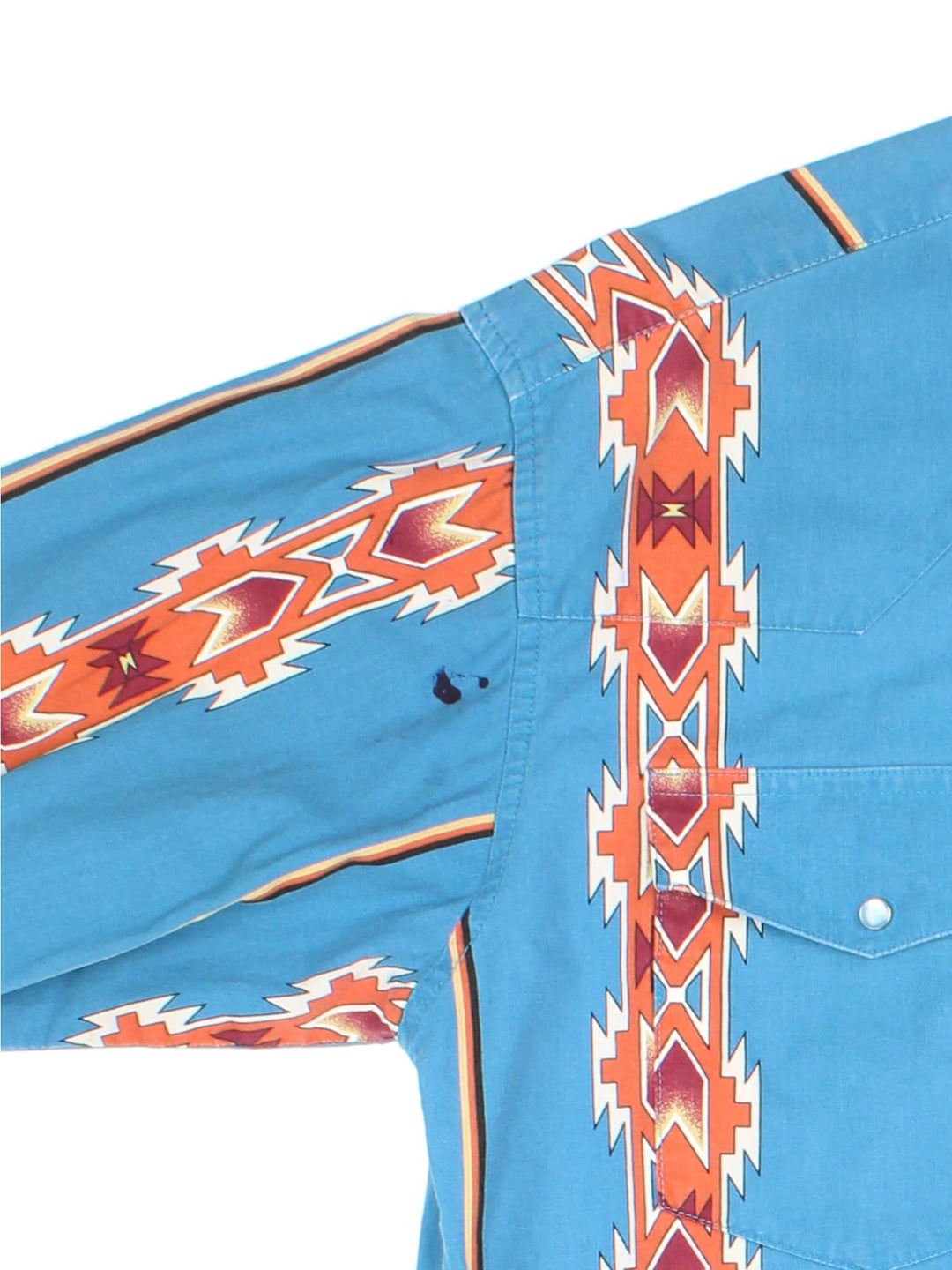 Wrangler Western Shirt in a blue colourway with aztec pattern. Button up with two pockets on the front.