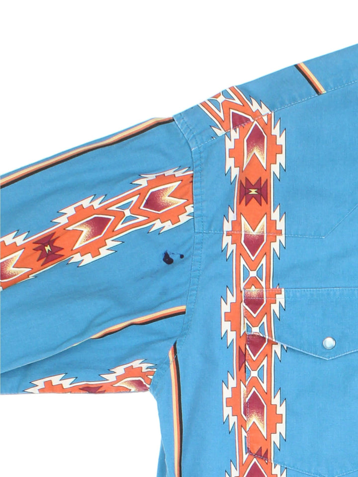 Wrangler Western Shirt in a blue colourway with aztec pattern. Button up with two pockets on the front.
